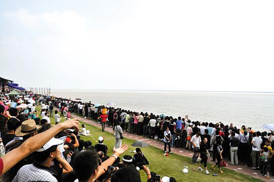 浙江海宁的“盐官镇”是观潮热点(冯军 东方IC)