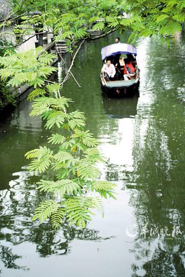 周庄有着非常典型的江南“小桥流水人家”的风格(林青松 东方IC)