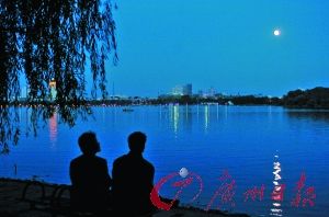 湖边赏月。(新华社图)