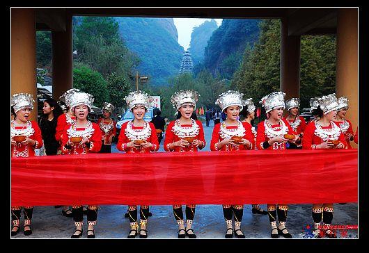 侗妹迎宾(湖南怀化日报 陆晓鹏)