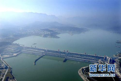 雄伟壮观的三峡大坝全景(10月23日航拍)