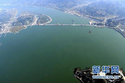 稳步向175米水位推进的长江三峡工程。新华社发(刘曙松 摄) 