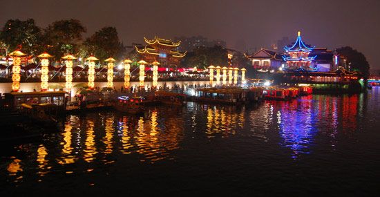 南京夫子庙秦淮河畔(图片来源：tour09)