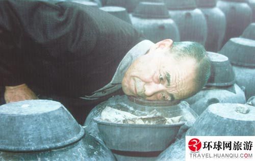 有经验的技工通过听声音判断黑醋的生长速度(卢长银摄)