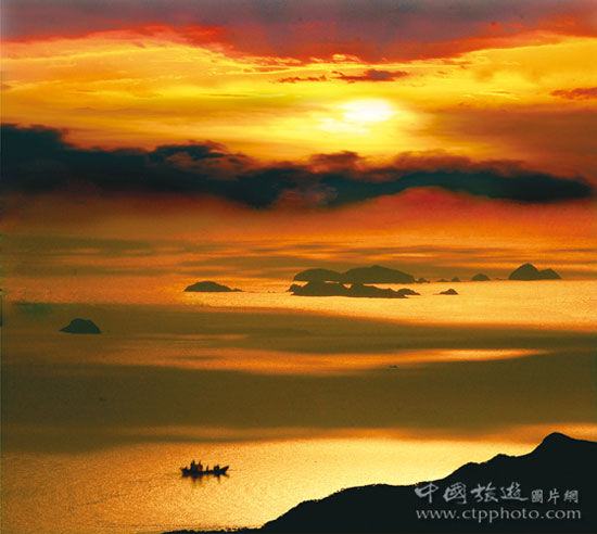 强烈的光束点染海面，犹如燃烧一般(施永平摄)