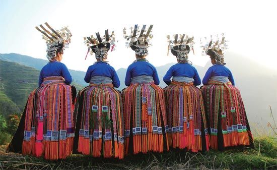 “黛胚”(女孩子)们在芦笙场边等待着同伴们的到来，她们身上的苗族盛装保留着古朴典雅的民族特色，银饰、绣裙、 花带以及造型扮相，都以美丽的锦鸡为审美参照，因此也称为“锦鸡装”。