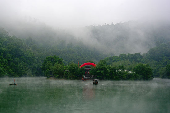 鼎湖惊现雾气美景(记者钱荣森摄)