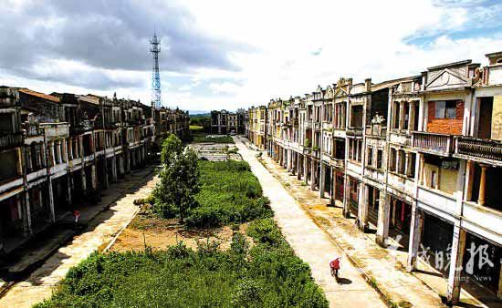 梅家大院，中间宽阔的空地和周围百余座整齐划一修建的骑楼相结合，形成一个半封闭的建筑空间。(阙道华 摄)