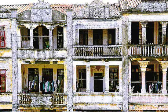 　经历了数十年风雨，骑楼充满了沧桑感。(阙道华 摄)