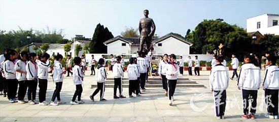 中小学生在邓演达铜像前敬献了花篮、花圈。(邓演达纪念园管理处提供)