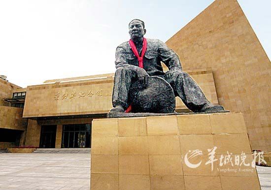 叶剑英纪念园铜像(梅州市旅游局提供)