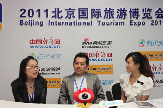 新加坡红地毯蜜月婚纱摄影有限责任公司 总设计师兼总经理洪茂根(男)经理刘哲(左一)