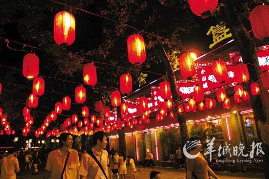 北京东直门簋街灯火通明，一片“不夜”盛景。(新华社图)