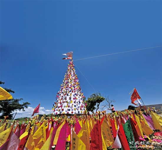 海边的福寿台摆满了祭品(黄炎红摄)