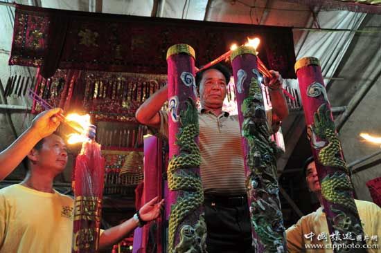 夜龙舟开始前，要在村里临时搭建前的棚子里举行一番仪式(黄炎红摄)