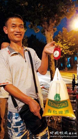 在青岛买啤酒是拿袋子装的，而且是原浆啤酒，特别新鲜好喝(马耀俊摄)
