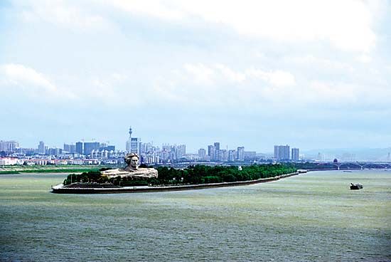湖南长沙橘子洲头，青年毛泽东雕塑俯瞰苍茫大地。(何东平 东方IC)