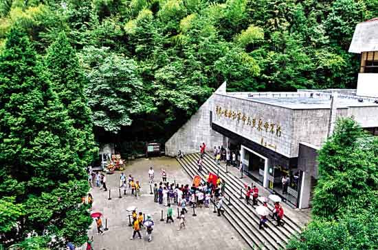 江西井冈山，在井冈山革命烈士纪念堂参观的游客。(肖远泮 东方IC)