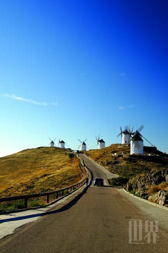“风车镇”孔苏埃格拉(Consuegra)一阵风来，转动了风车那些庞大的翅翼