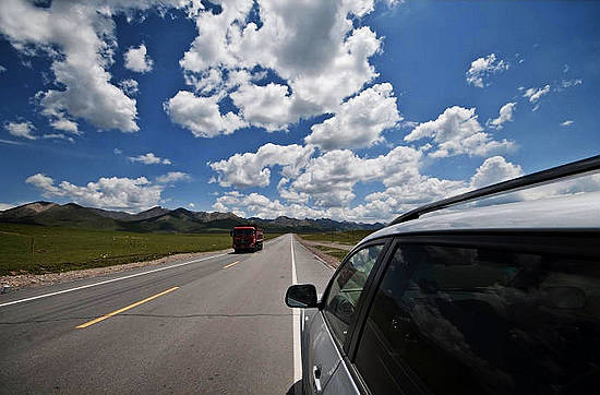 在青海(高原)，如果早晨没有云的晴天，大概在上午的9点、10点左右，云朵就会从山里冒出来。