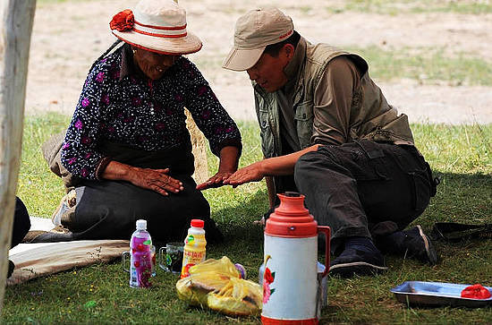 在甘南桑科草原与藏族老大妈比比沧桑的手。(稍息 / 摄影)