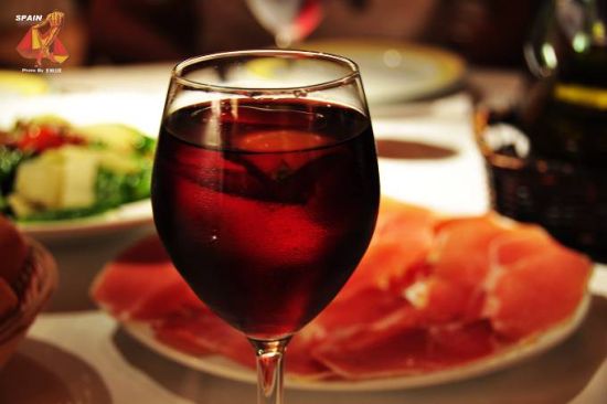 jamon(火腿) 加 sangria，这是最典型的西班牙配置