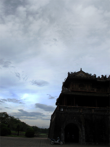 早起看皇宫，阮王朝(1802~1945)，是越南最后一个王朝，而顺化，就是这阮王朝的都城所在。