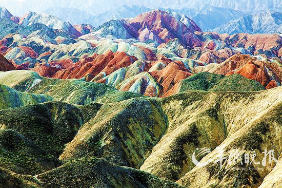 张掖丹霞地质公园内色彩斑斓的丹霞地貌群(东方IC供图)