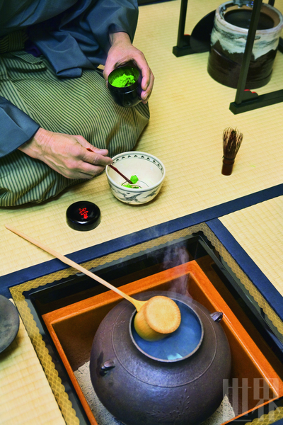 日本茶道的过程繁杂而漫长，让参与者沉浸其中而能体味其中的深意