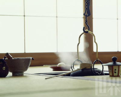 “佛法存于茶汤”，历代日本茶道大师们都竭力从喝茶中捕捉人生的禅机佛法