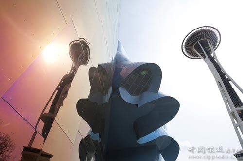 “太空针”塔下的抽象建筑，倒映在玻璃幕墙上，呈现出怪诞的图案(黄松辉摄)