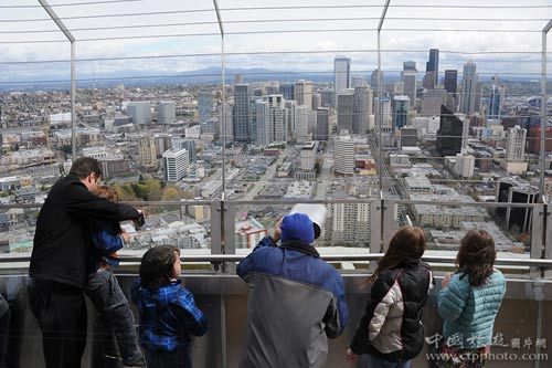 从“太空针”俯瞰西雅图市中心，壮丽景色一览无遗(黄松辉摄)