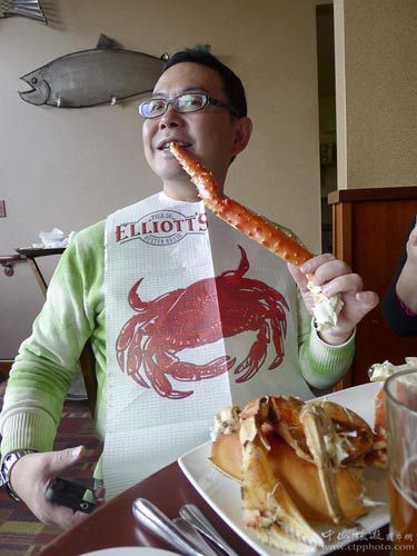 “全蟹餐”物美价廉，开餐之前也要摆甫士影张相(黄松辉摄)