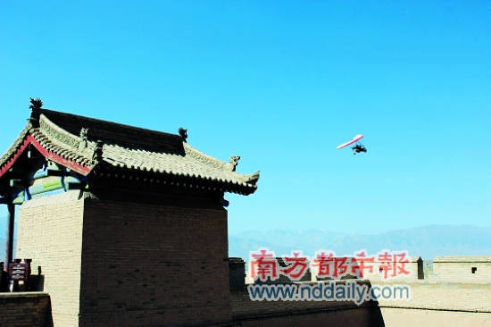 滑翔机在嘉峪关城墙上飞过