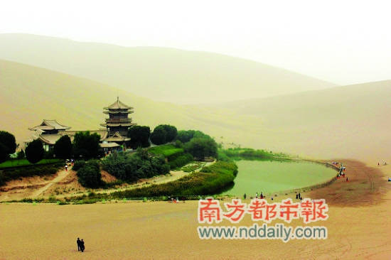 正在慢慢“变小”的月牙泉