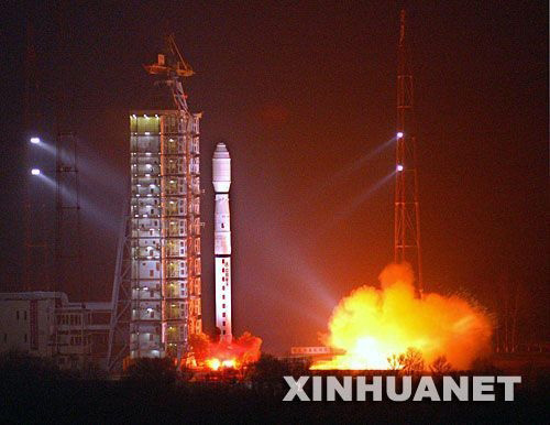 2007年11月12日6时48分，我国在太原卫星发射中心成功发射“遥感卫星三号”。(新华社 李刚 摄)