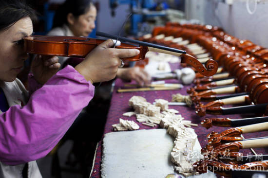 溪桥小区大街小巷密布170多家乐器厂，每年制作出占世界产量70%的提琴(谢光辉摄)