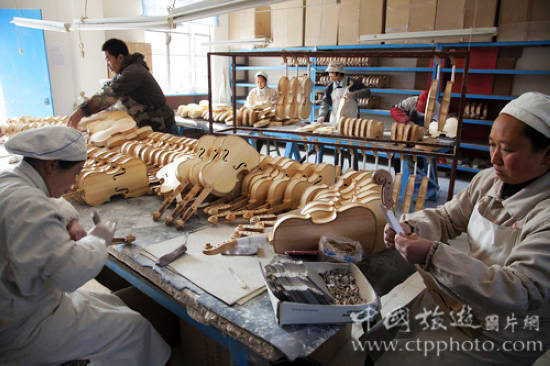 制作高档小提琴的年轻工艺师(谢光辉摄)
