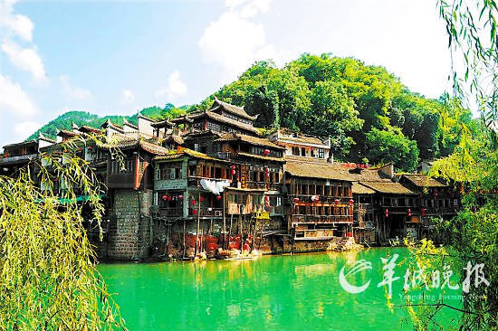 凤凰的吊脚楼可能上演一场艳遇(新华社供图)