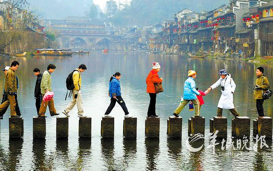 凤凰古城适合喜欢古城文化、向往心灵沉淀的驴友(新华社供图)