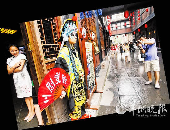 成都锦里古街上的川剧变脸展示(新华社供图)