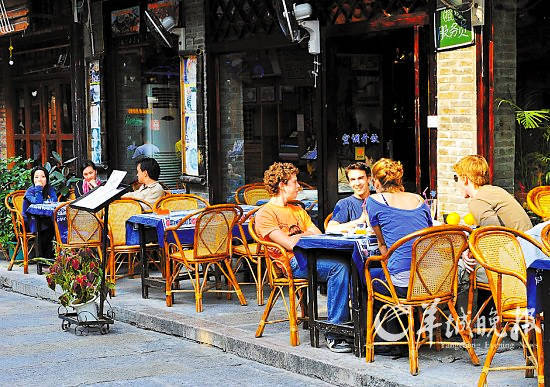 在阳朔西街享受悠闲生活(新华社供图)