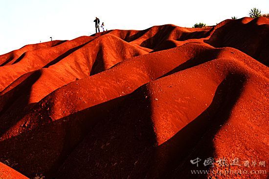 呈丹红色的南雄“红层”(郭逢文摄)
