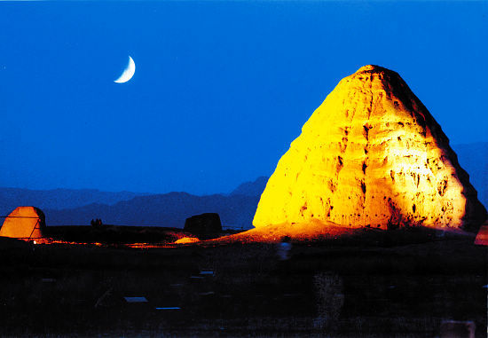 位于贺兰山东麓的西夏王陵(银川市旅游局供图)