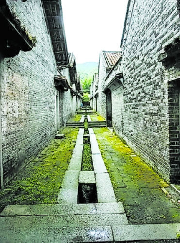 赤坎欧陆风情街。(黄伟良摄)