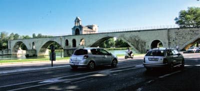 城堡外围的圣贝内泽桥(Pont Saint-Bénezet)又名阿维尼翁桥(Pont d'Avignon)，是当时罗纳河两岸唯一的连接点，也是贸易枢纽。