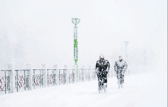 漠河的雪来得特别早，通常中秋节前后便开始下了；漠河的雪又特别大，要全副武装才能冒雪出门。(摄影：潘淑馨)