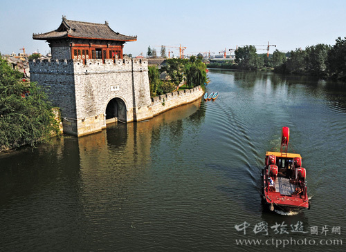 曾经历战火的的台儿庄现在建造成旅游胜地 (黄焱红摄)