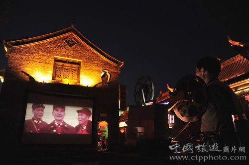 入夜，老街上正在播放抗战老电影 (黄焱红摄)