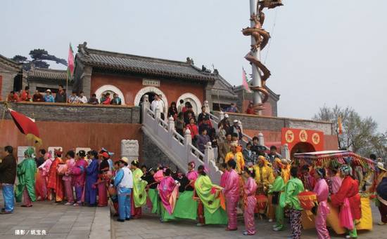 热闹的花会场景(摄影：姚宝良)